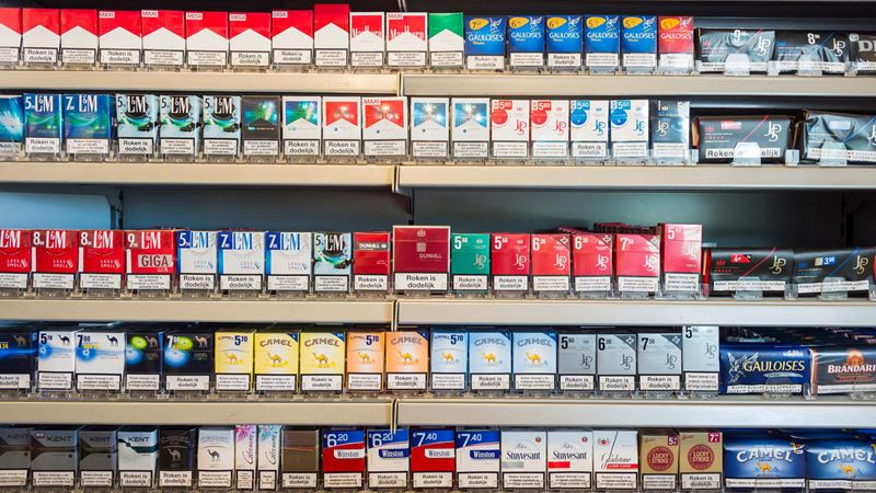 sigarettenpakjes in een verkooppunt voor tabak