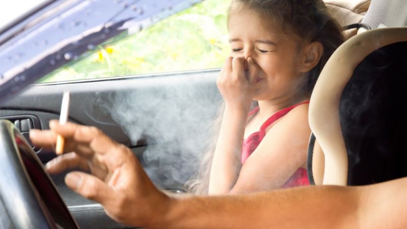 Roken in auto met kind