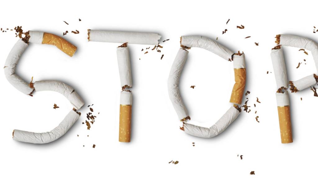 'stop' geschreven met sigaretten