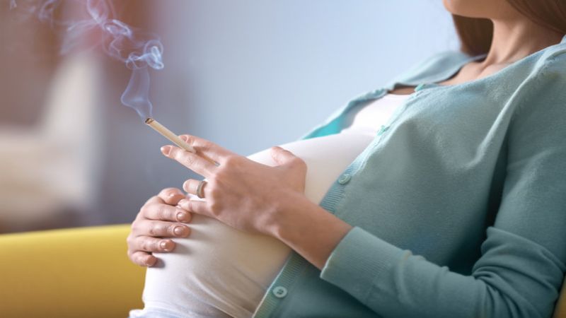Zwangere vrouw met sigaret